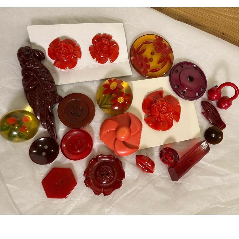 Vintage Bakelite Lucite Plastic Mix Button Lot Red Amber Novelty Flowers Birds
